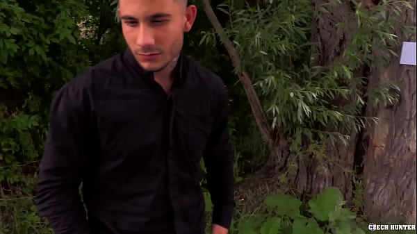 Sportlicher Kerl, der Geld braucht, trifft einen Mann, der bereit ist zu helfen, wenn er seinen Schwanz befriedigt bekommt - BigStr