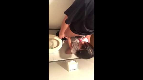 [Donna sposata e grassoccia] ◯ Dopo che mio marito è andato a letto, gli ho fatto un pompino in bagno con mia moglie, e poi abbiamo fatto sesso appiccicoso sul futon.