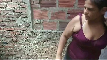 Il vicino mi aiuta a riparare il tubo e alla fine mi fa una bella scopata