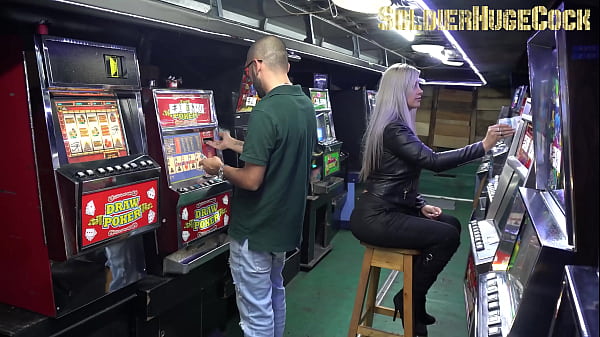 Ashley Gray sta finendo il credito in questo strano casinò, quindi approfittane e fai sesso per avere più credito.