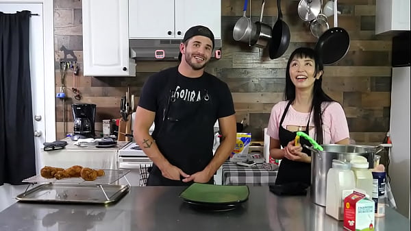 Marica Hase nhét một con lươn vào mông cô ấy!