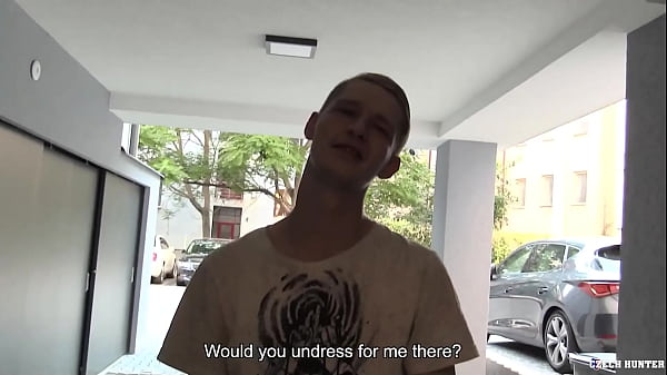 Il lui tient compagnie pendant qu'il essaie de réparer son scooter jusqu'à ce qu'ils décident qu'il vaut mieux se faire baiser que parler - BigStr