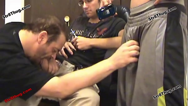 Domination Evil Guy Twisted Red bringt seinen heißen heterosexuellen Freund Sarge mit, um seinen schwulen Schweinesklaven zur Belustigung zu benutzen, und er hat einen großen Bauchmuskeln und einen Schluck Nuss für den Homo