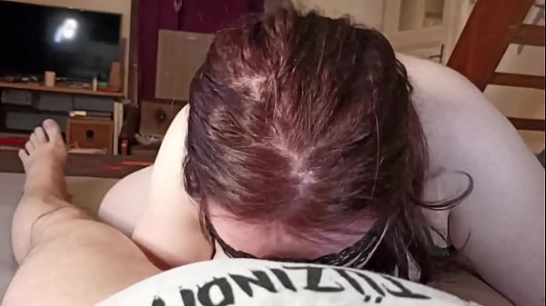 La regina delle mammelle fa una gola profonda bagnata e una sega per il suo uomo POV HD