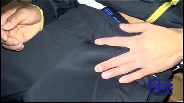 Mọi chuyện bắt đầu xảy ra ở một công viên vào ban đêm... Trên bãi cỏ nơi không có ai khác... Sự thâm nhập vào mông, bằng mọi cách!