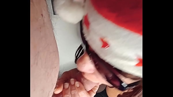 Babbo Natale mi succhia il cazzo con la sua bellissima bocca.