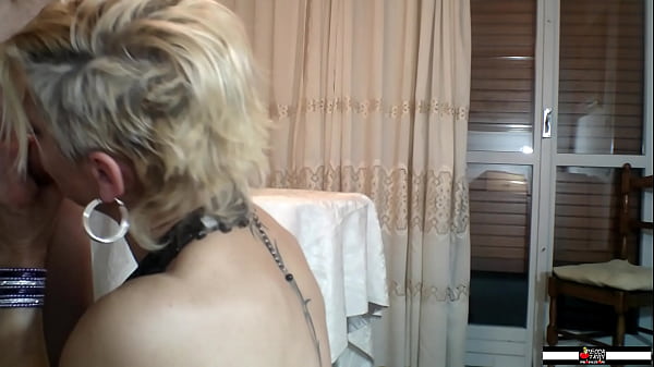 La salope gicle dans ses collants