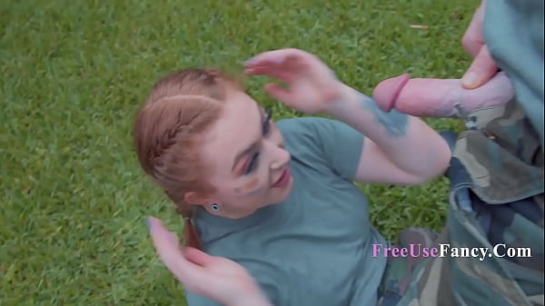 Erstaunlicher hübscher Teenager, der angibt