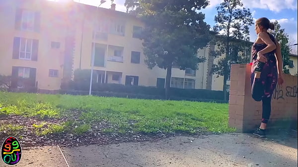 La giocosa ragazza adolescente si mostra mentre viene sborrata