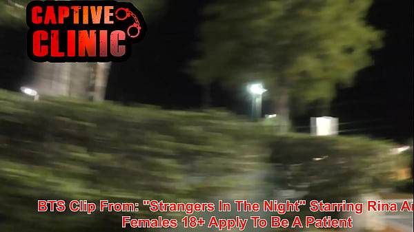 SFW - NonNude BTS di Rina Arem'_s Strangers in The Night, In Bars perdersi e divertirsi, guarda l'intero film su BondageClinic - Reup