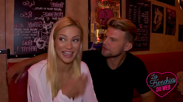 Cherry Kiss se divierte en lo profundo del bar