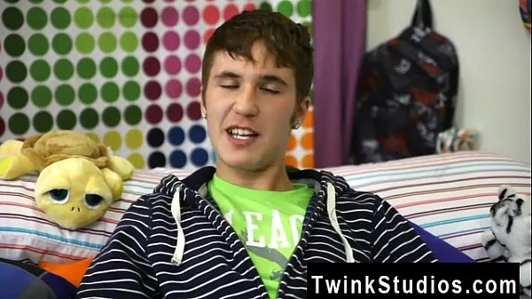 Der Schwulenporno Kain Lanning im Esel-Stil ist ein heißer kleiner Kerl aus Iowa.