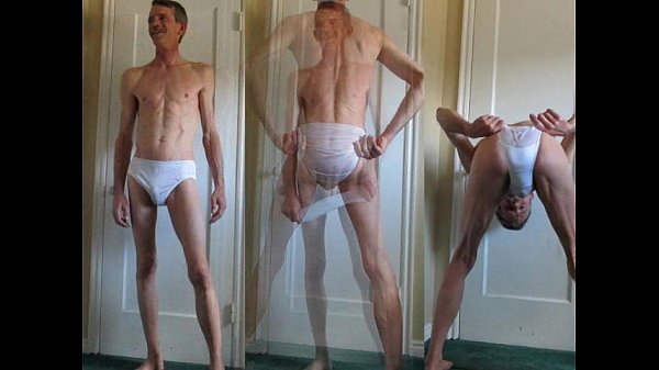 Le mie mutandine sono abbassate e l'ano allungato e il pugno viene scopato